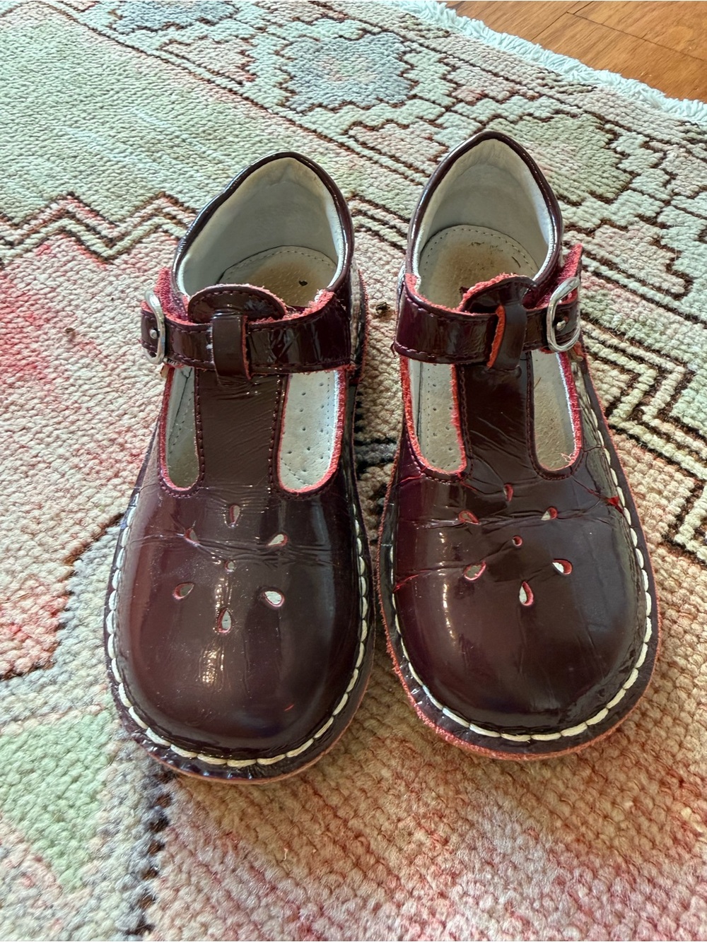 L'Amour Girls Patent T‑Strap Mary Janes in Dark Burgundy
